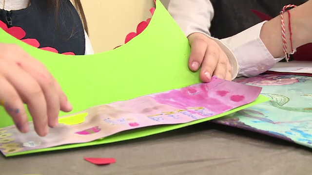„Mama este minunată”. Ce au pregătit copiii din grădinițe și școli de Ziua Mamei
