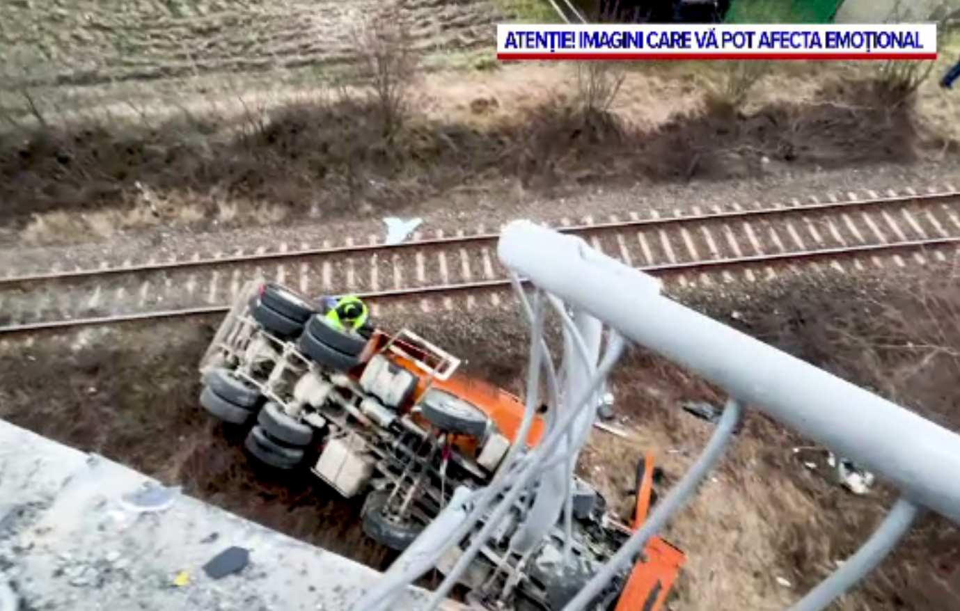 ANIMAȚIE GRAFICĂ. Cum s-a produs accidentul cu 3 morți din Sibiu. Un TIR a strivit o mașină după ce i-a explodat un pneu