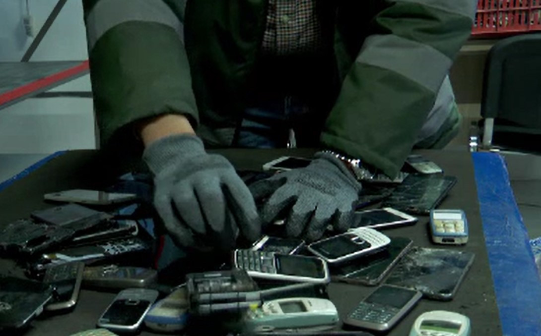 Comorile ascunse din telefoane, căști și laptopuri. Puțini știu cât valorează