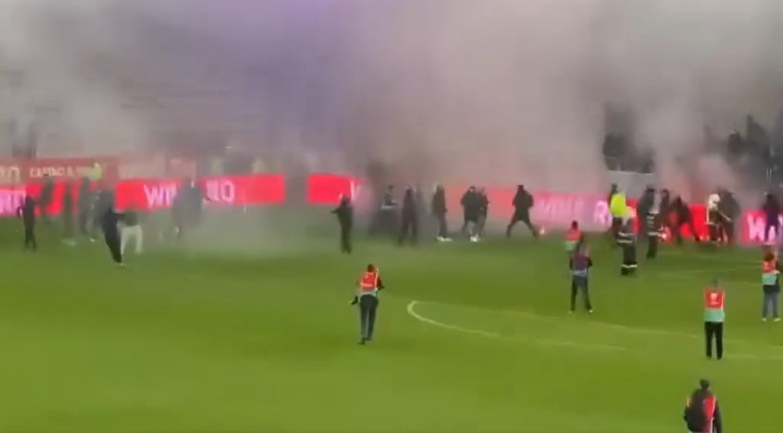 VIDEO. Haos în fotbal. Ultrașii lui Dinamo și cei ai Stelei s-au luat la bătaie pe gazonul stadionului Arcul de Triumf