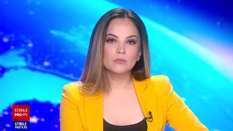 Drifturi periculoase în parcarea unui mall din Bacău. Manevra, executată cu un bărbat întins pe plafonul autoturismului