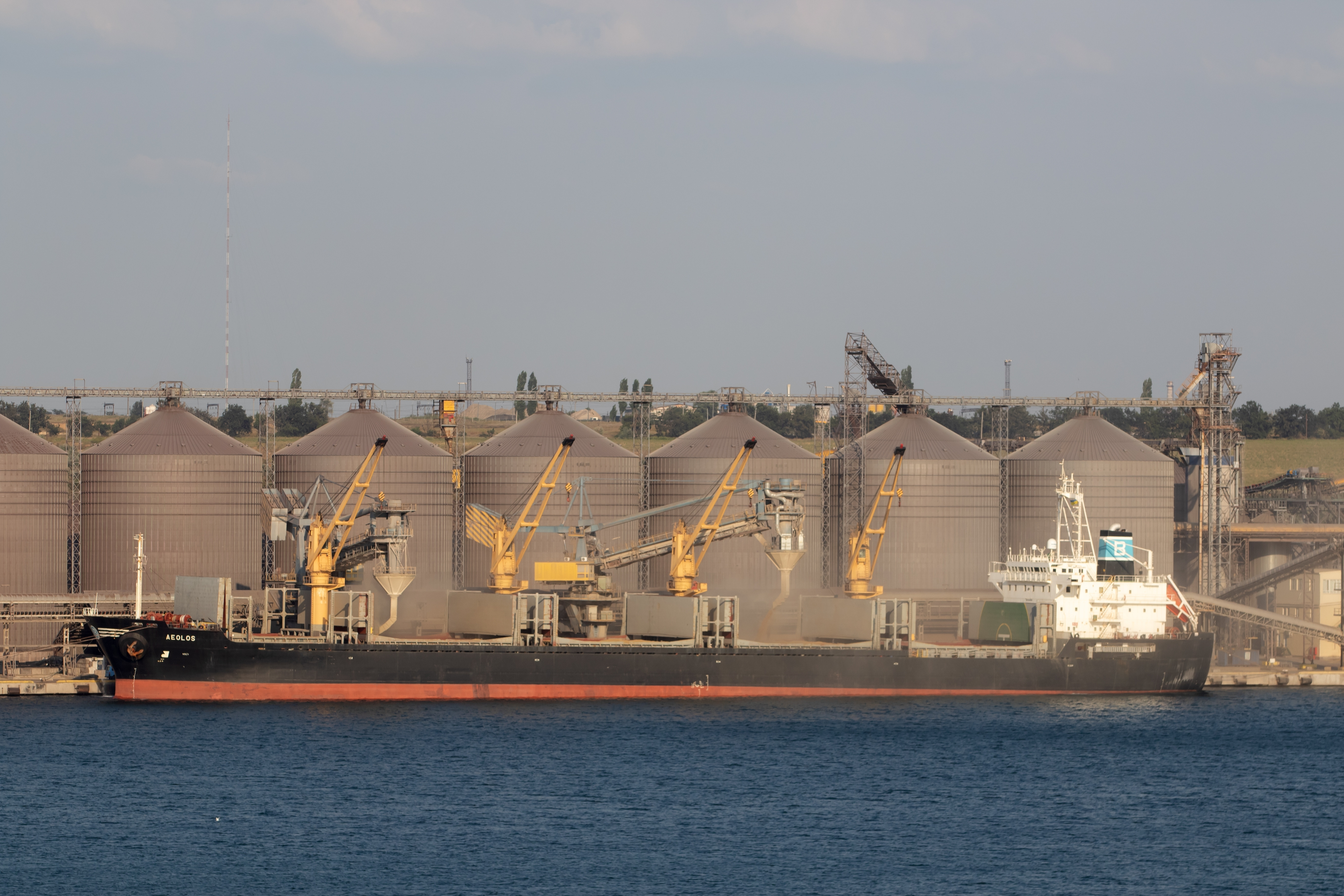 Descoperire de aproape 40 de milioane de euro în Oceanul Indian. Ce au găsit polițiștii în interiorul a două nave suspecte