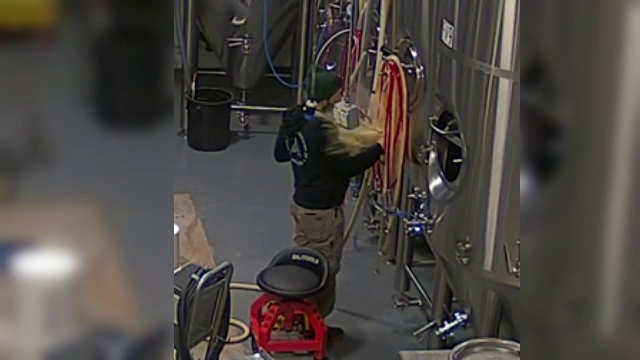 Ce a pățit un bărbat care se afla în încăperea unei fabrici de bere. Un coleg i-a sărit în ajutor