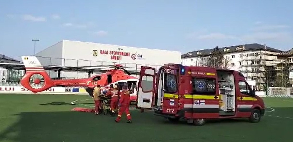 O explozie puternică a zguduit un bloc din Săveni. Un bărbat a fost preluat de urgență de un elicopter SMURD
