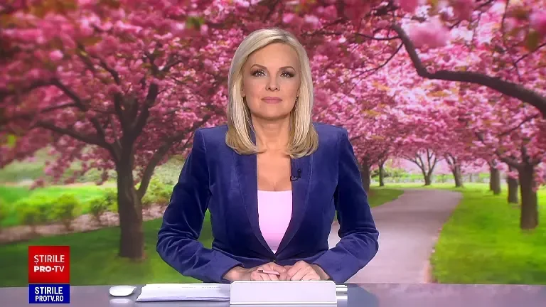 Tunelul Iubirii, străjuit de prunii japonezi, la Timișoara. Turiștii se înghesuie să admire pomii înfloriți mai devreme