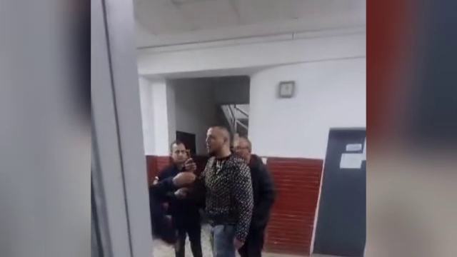 Doi indivizi, tată și fiu, filmați în timp ce înjură oamenii legii chiar în sediul Poliției. Ce au pățit aceștia