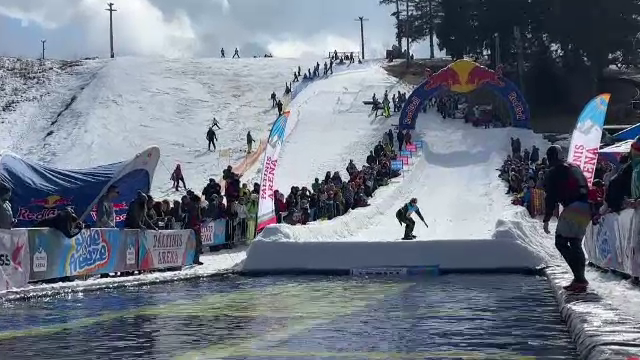 Zeci de oameni s-au întrecut pe pârtie la Păltiniș, echipați cu schiuri sau placă de snowboard. ”E la superlativ totul”