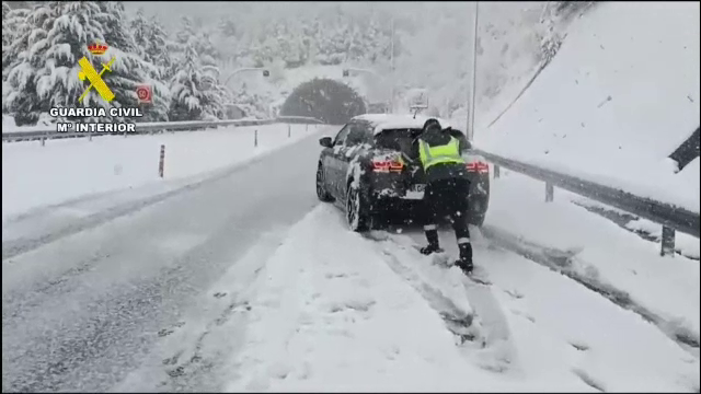 A nins abundent în Spania. Zăpada a provocat probleme pe zeci de drumuri din Catalonia