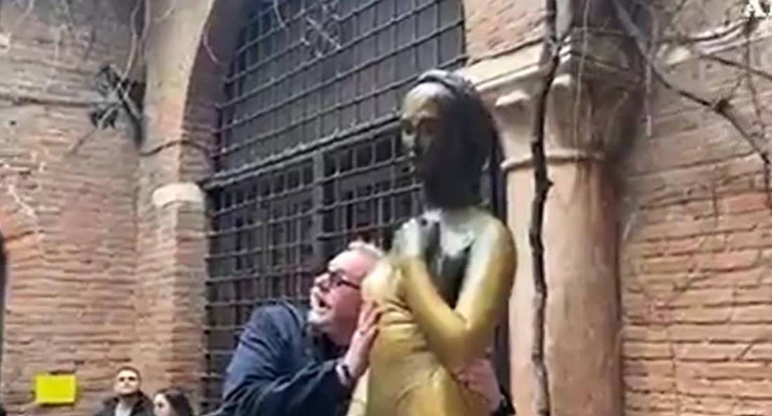 Fenomenul generat de transpiraţia de pe mâinile celor care au atins statuia Julietei din Verona. Sculptura, afectată grav