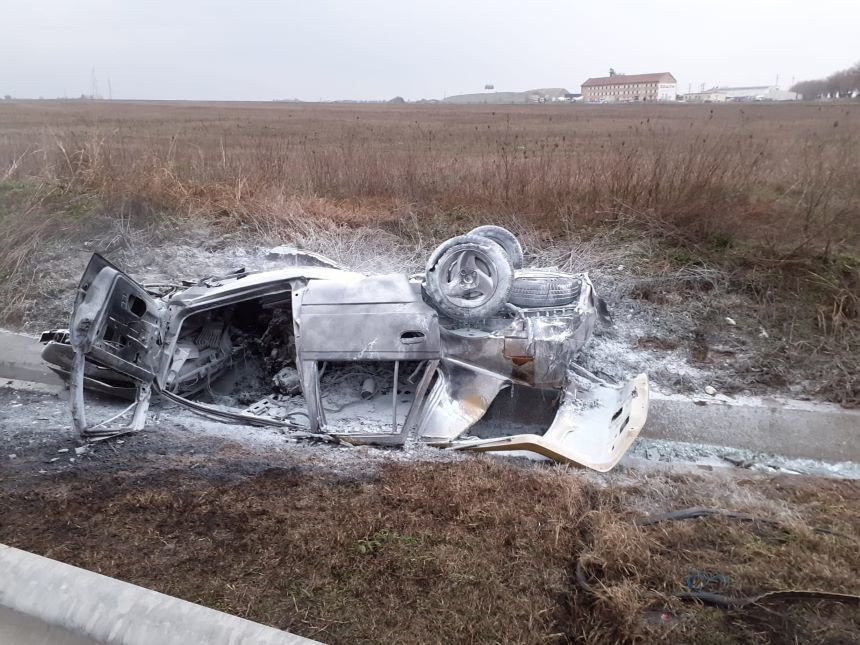 Un șofer din Olt a murit ars de viu, după ce mașina sa a fost implicată într-un accident rutier și apoi a luat foc