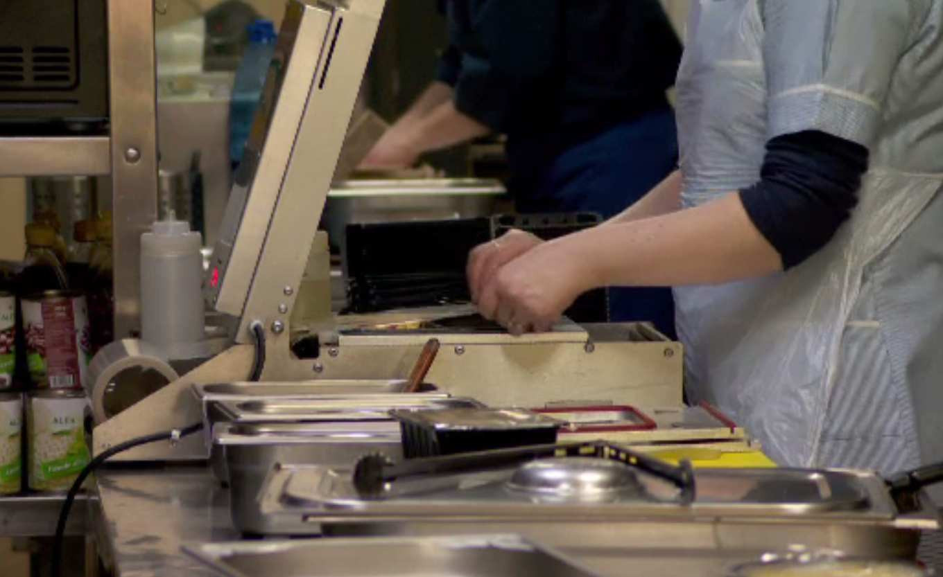 Cum se aplică reducerea ambalajelor în restaurante. Clienții ar putea veni cu caserola de acasă