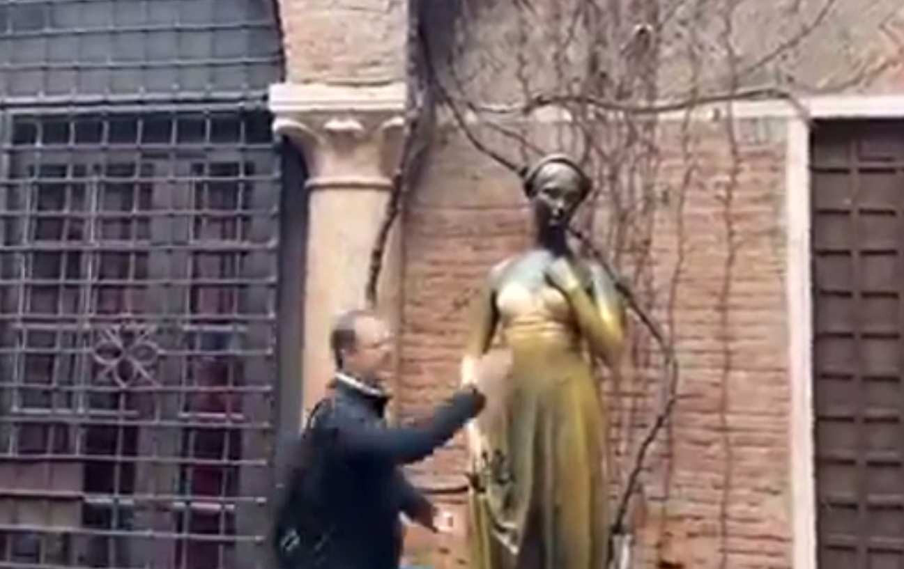 Statuia Julietei din Verona, deteriorată de atingerile turiștilor. Care e zona vizată