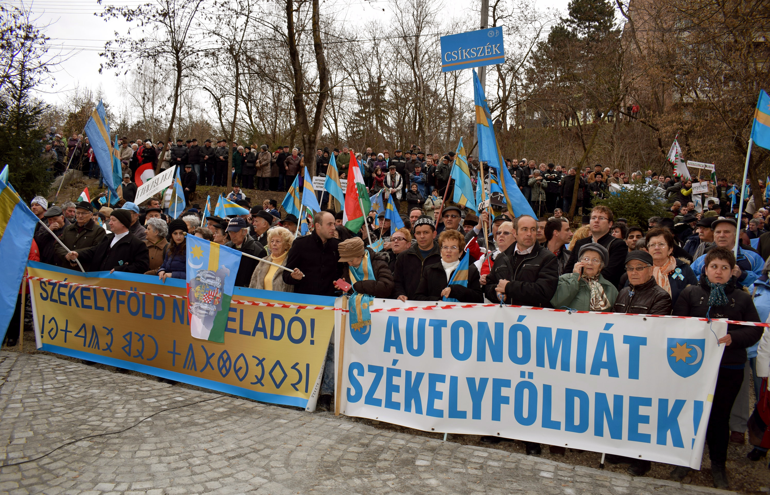 Autonomia Ținutului Secuiesc, cerută din nou în stradă, în România. Secuii, susținuți de basci și catalani în Târgu Mureș