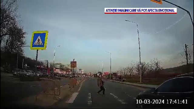 Momentul în care o platformă intră într-o mașină, la o trecere de pietoni. Un tânăr a scăpat ca prin minune | VIDEO