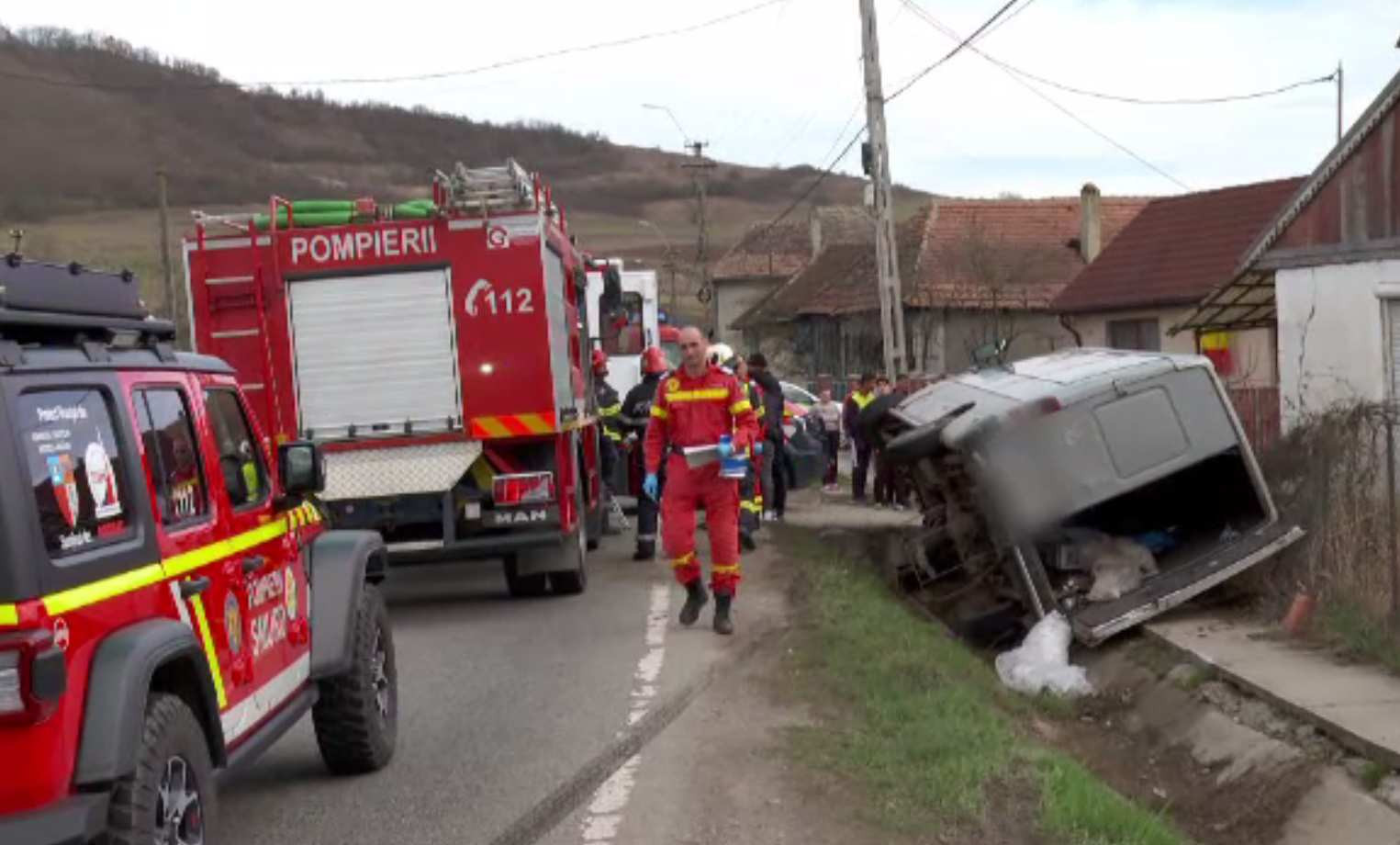 Un microbuz scăpat de sub control a prins sub el un pieton, în Bistrița. A scăpat cu viață, printr-o minune