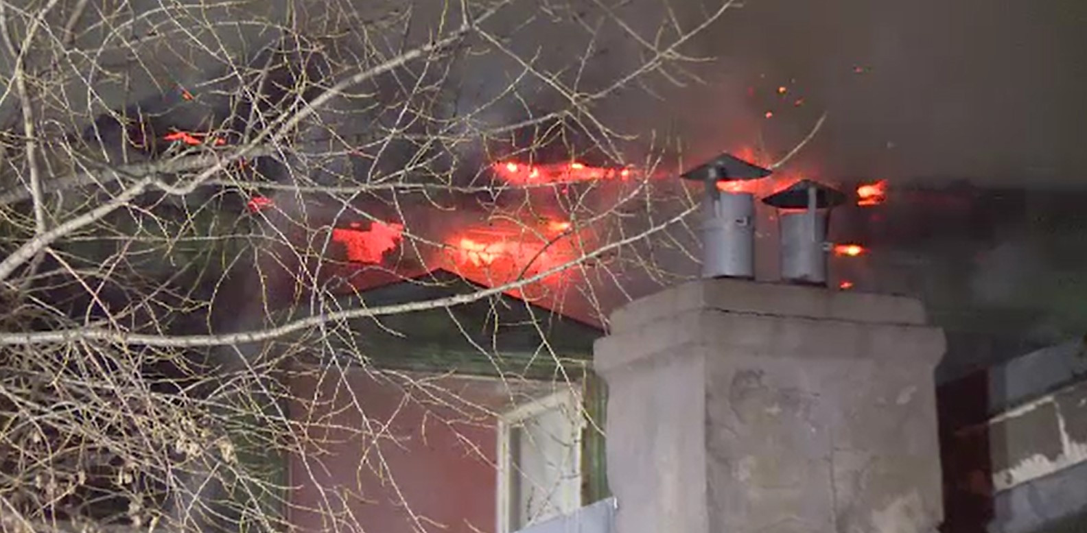 Incendiu violent în București. O casă a fost făcută scrum și sunt suspiciuni că focul a fost pus intenționat