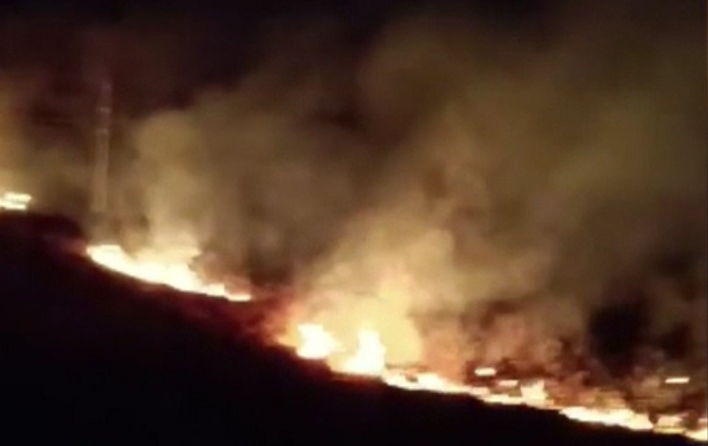 Misiuni dificile pentru pompierii din județul Vaslui. Oamenii s-au pus pe incendiat vegetația uscată, fără frică de amenzi