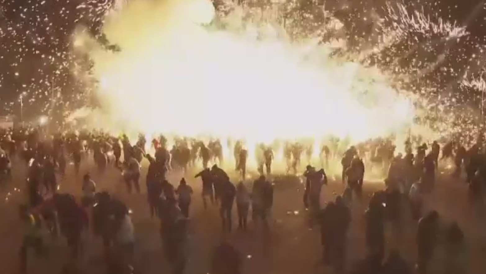 Petrecere cu artificii la festivalul protectorului săracilor. E uimitor ce aduc oamenii ca ofrandă