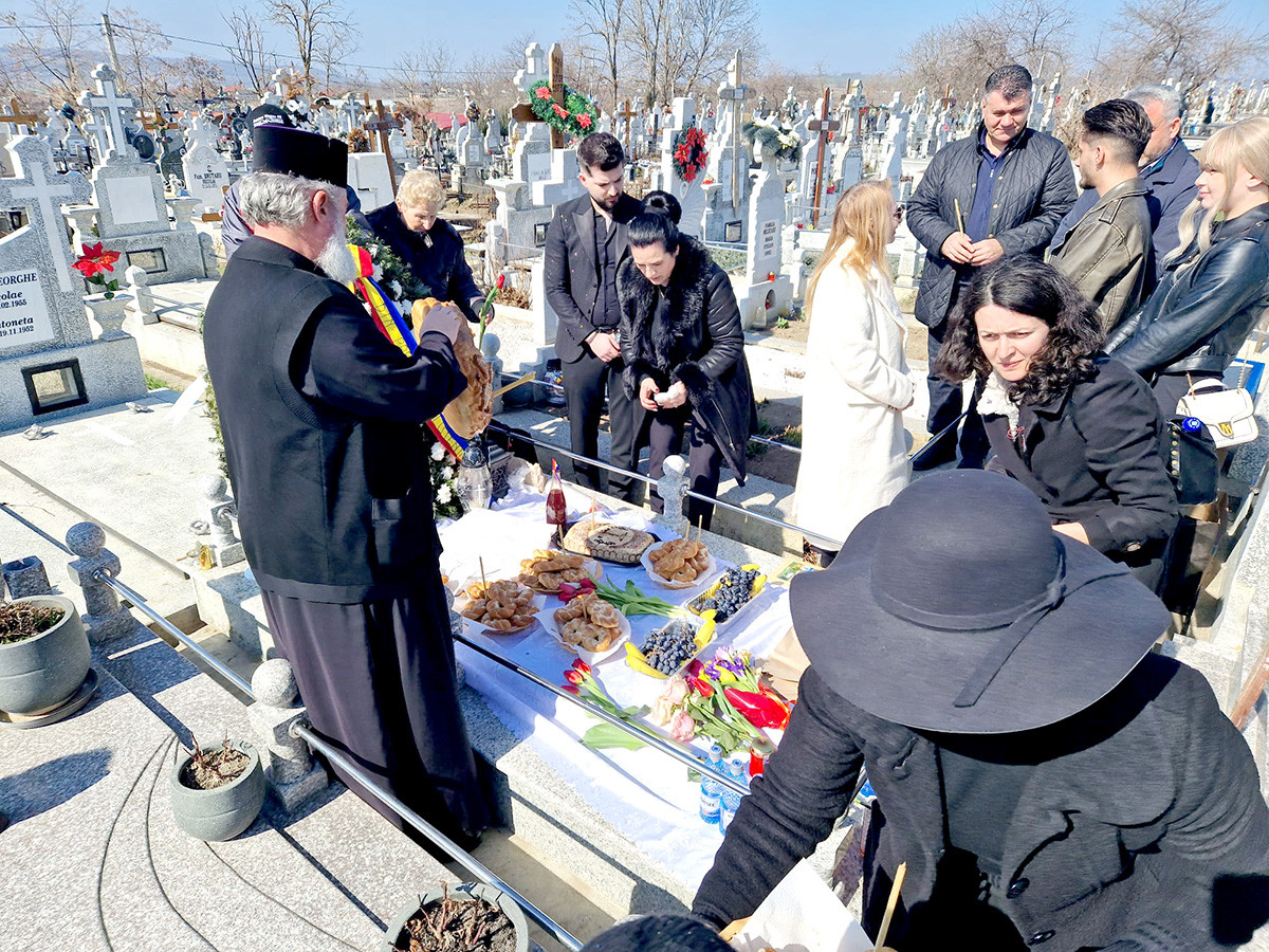 Primăria Vaslui a organizat un parastas la cimitir, trecut în buget ca eveniment cultural. Pe cine au comemorat
