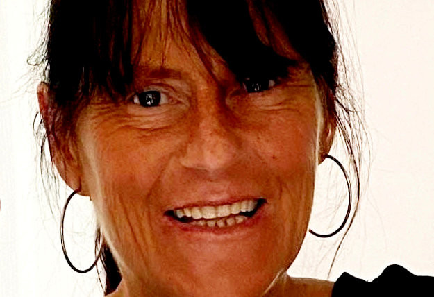 Un român din Marea Britanie a violat și omorât în bătaie o femeie. A atacat-o cu o bâtă în care erau înfipte cuie