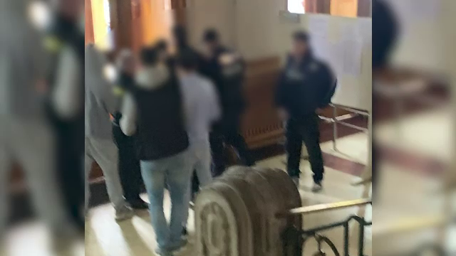 Elevul din Mureș care și-a bătut diriginta a fumat în timpul orei și s-a urcat pe un dulap. Amenda primită de mama lui