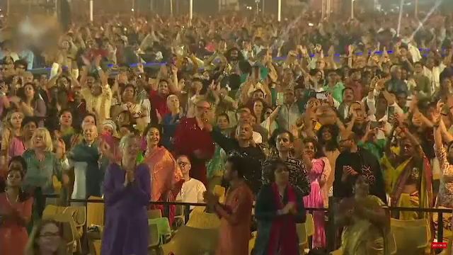 Vedeta din România care a ajuns la Mahashivratri, festivalul de yoga din India. Milioane de oameni au dansat toată noaptea