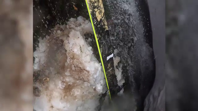 Momentul în care un schior cade în gol, la baza unei cascade. Era ascunsă de un strat gros de zăpadă | VIDEO