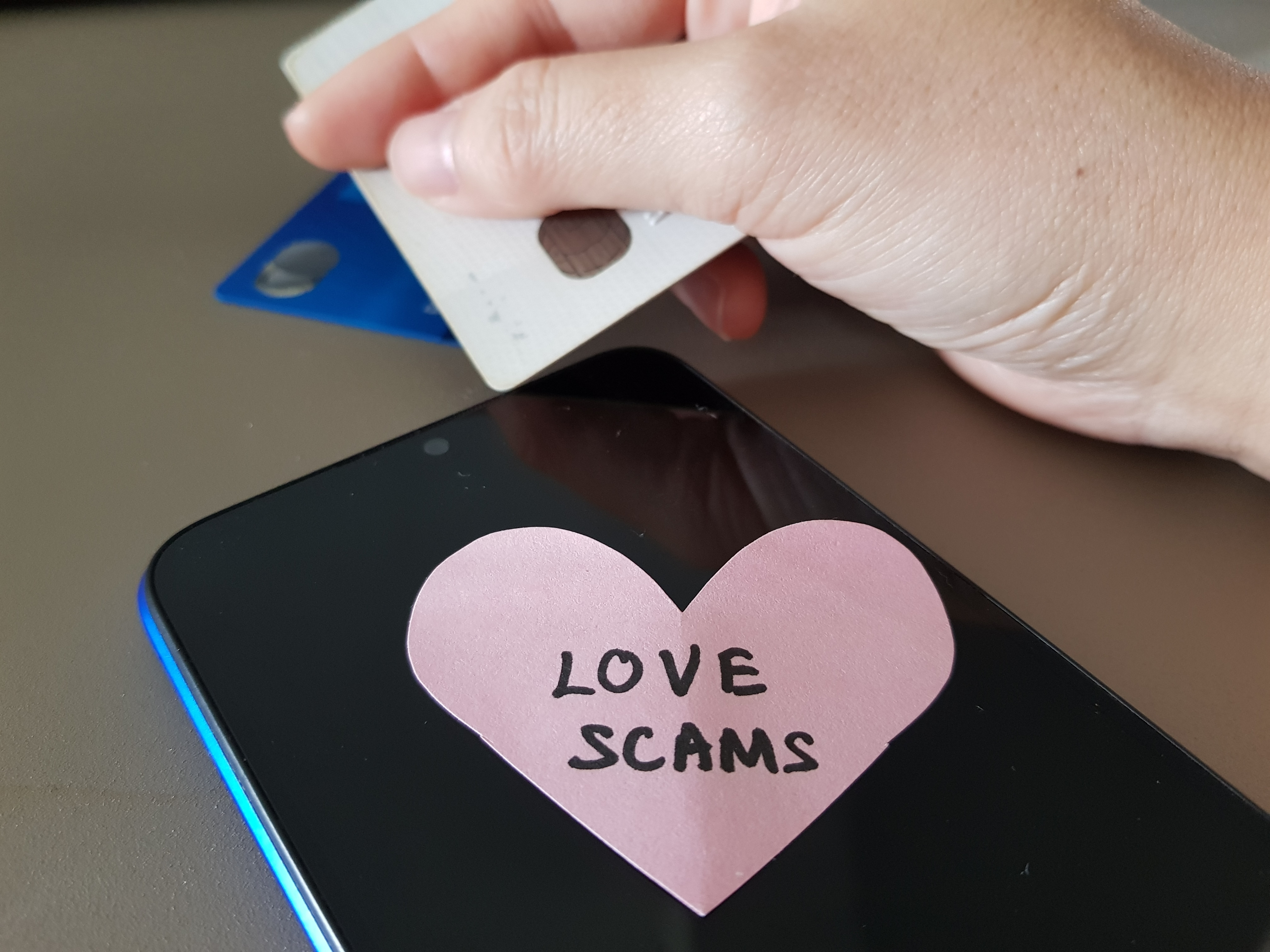 Pericolele de pe aplicațiile de dating în 2024. Cum operează escrocii și semnalele care ar trebui să te pună pe gânduri