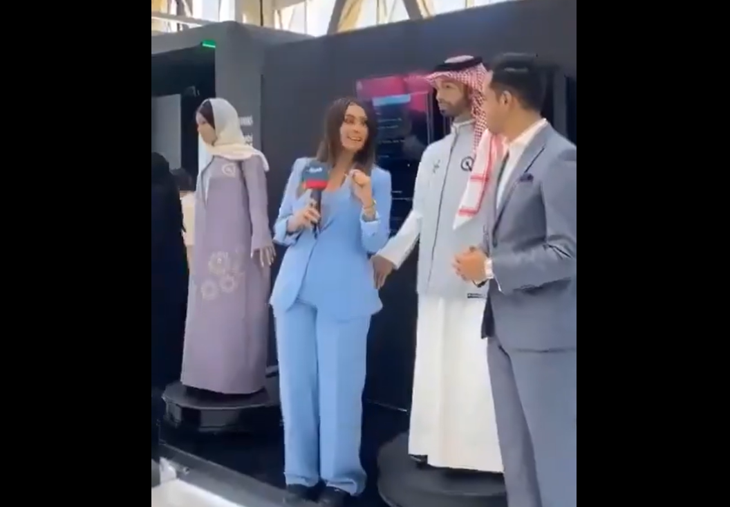 Muhammad, primul robot umanoid arab, a pus mâna pe fundul unei femei la prima sa apariție publică VIDEO