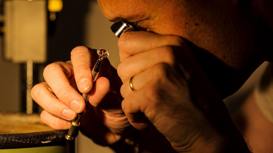 „Noroc chior”. Un bărbat a comandat cercei de lux de la Cartier care costau 13.000 de dolari pentru doar 13 dolari