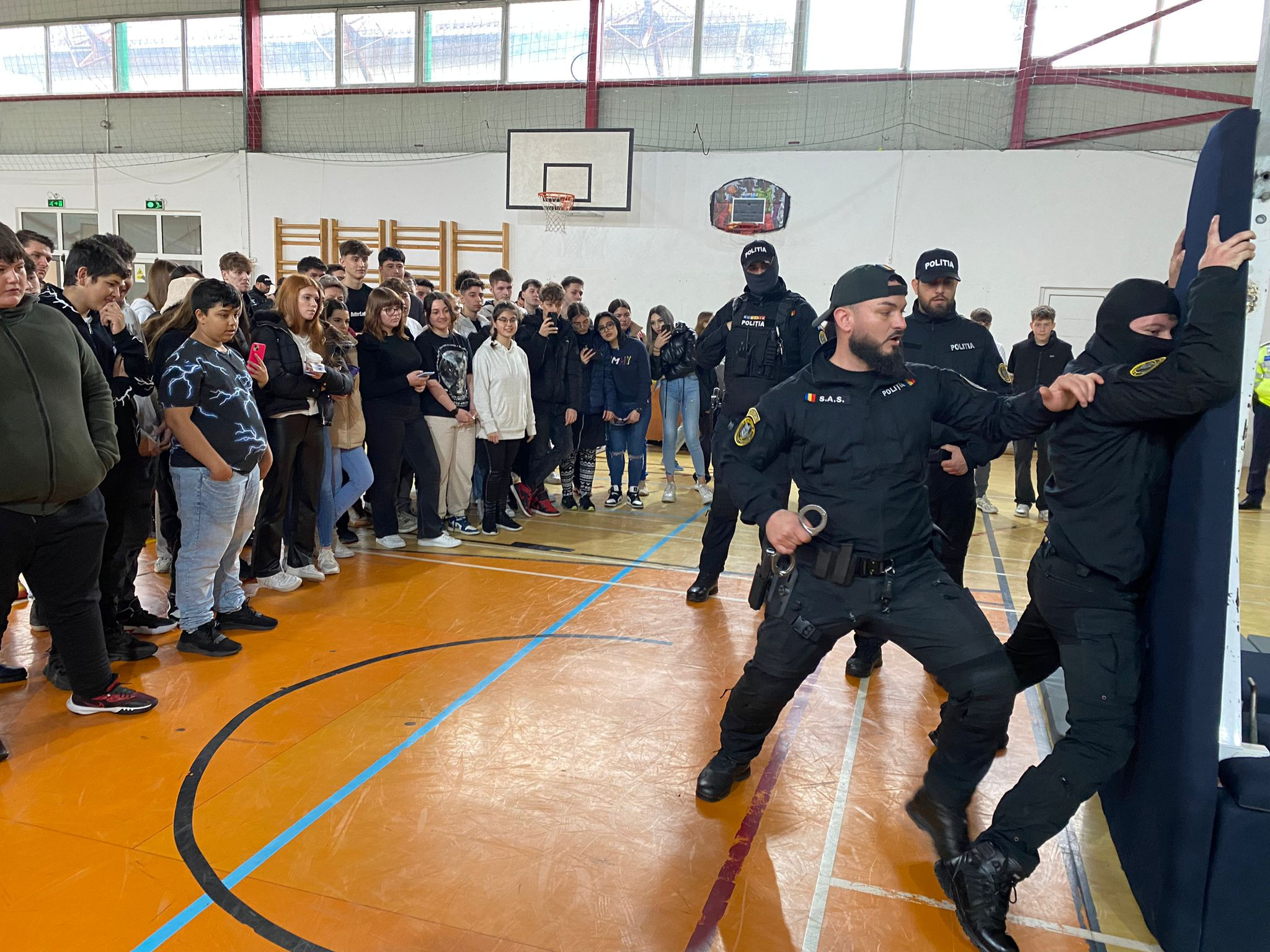 Ce înseamnă să fii polițist? Acțiune de promovare a profesiei la un liceu din apropierea capitalei