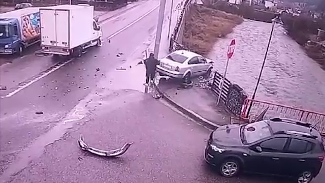 O femeie din Suceava a fost la un pas să își piardă viața după ce a provocat un accident și era să cadă în râul Bistrița