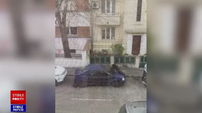 Femeie agresată de fostul concubin, pe o stradă din Sectorul 5. S-a încuiat în mașină în timp ce individul a spart parbrizul