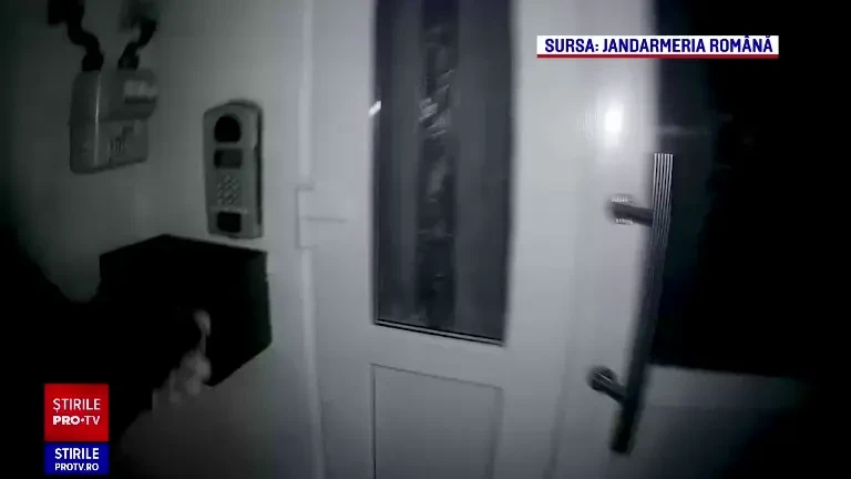 Ce s-a întâmplat când jandarmii au urcat pe un bloc din Bacău de pe care amenința că se aruncă un bărbat | VIDEO