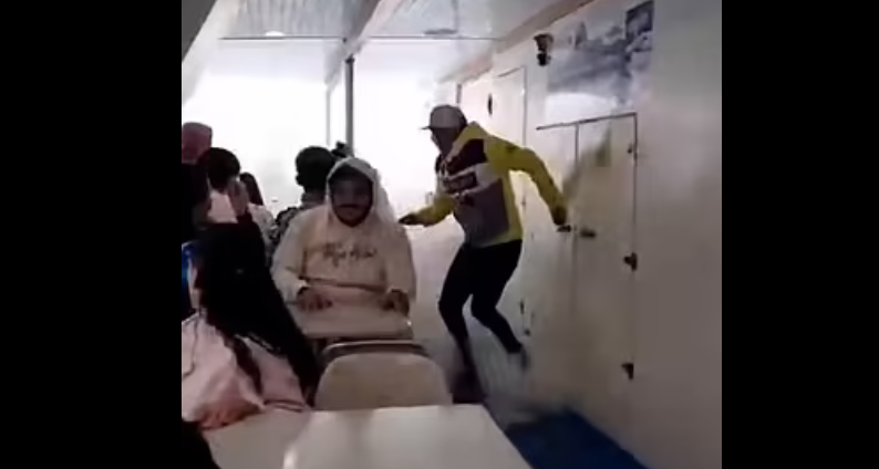 Momentul terifiant în care un feribot plin cu turiști este lovit de un val uriaș. VIDEO