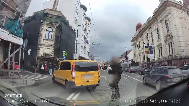 Imagini incredibile în Cluj. Un individ, cu un copil de mână, face slalom printre mașini și ignoră pericolul