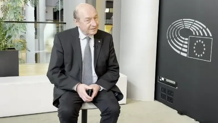 Traian Băsescu, analiză amuzantă despre șansele lui Iohannis să ajungă șef al NATO: ”E potrivit, pentru că e ... înalt!”