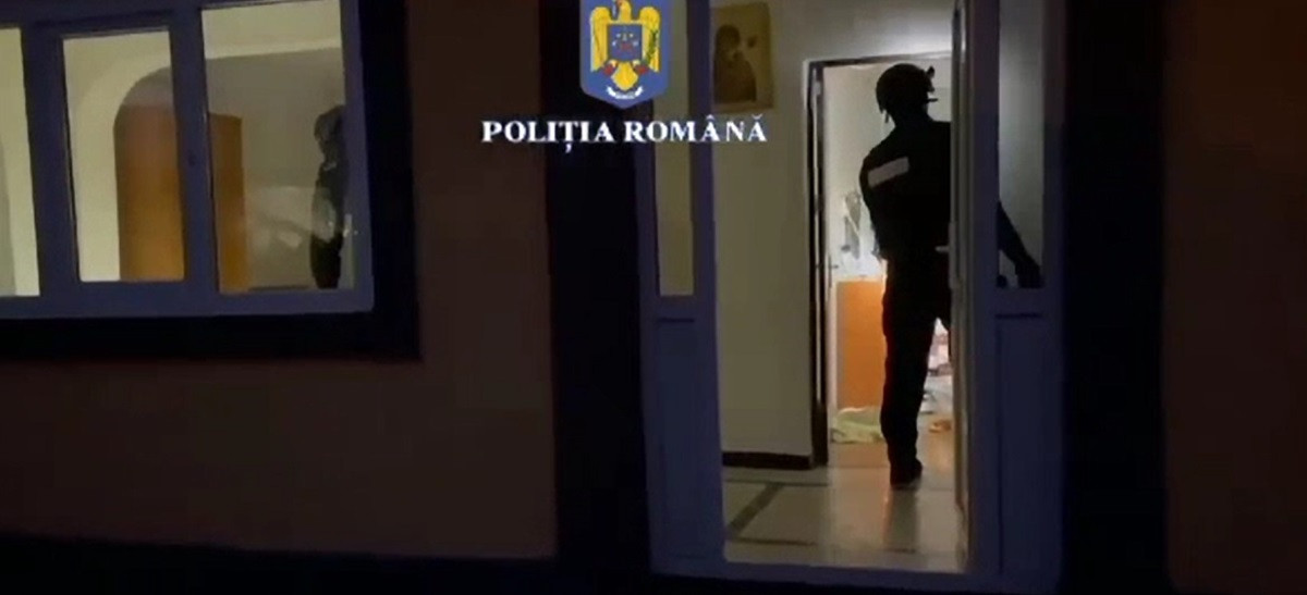 Ce face foamea din om. Doi tineri din Ploiești, reținuți de polițiști după ce au bătut un bărbat la o shaormerie