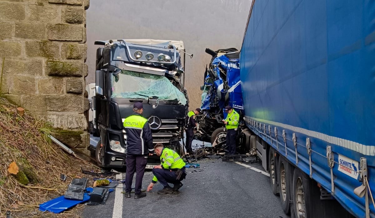 Trei TIR-uri s-au ciocnit în Caraș-Severin. Dezastrul provocat de un șofer bulgar care circula cu viteză | GALERIE FOTO