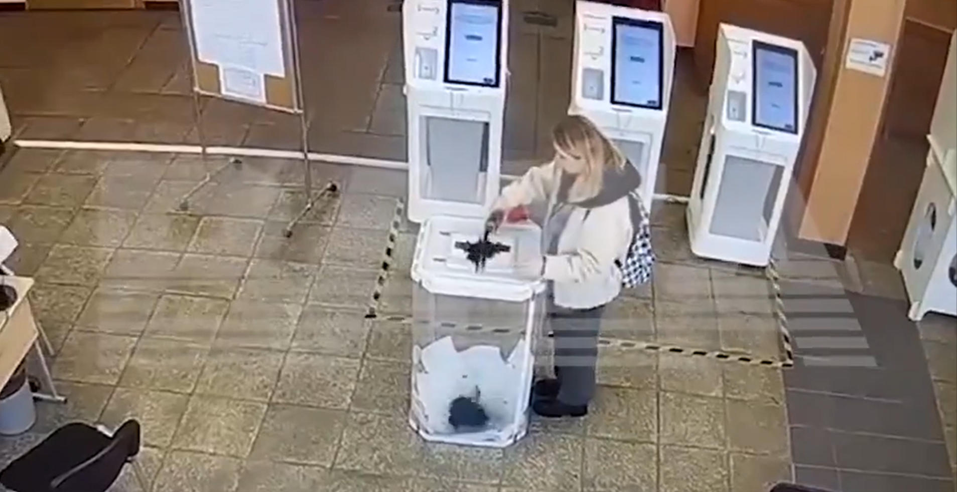 Alegeri prezidențiale în Rusia. Oamenii „toarnă vopsea în urnele de vot din Rusia” | Video