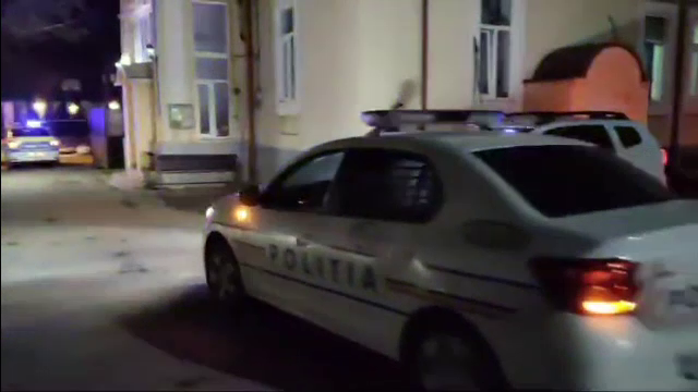 Proxeneți mamă și fiu, reținuți în Hunedoara. Câți bani au scos de pe urma unei tinere abuzate