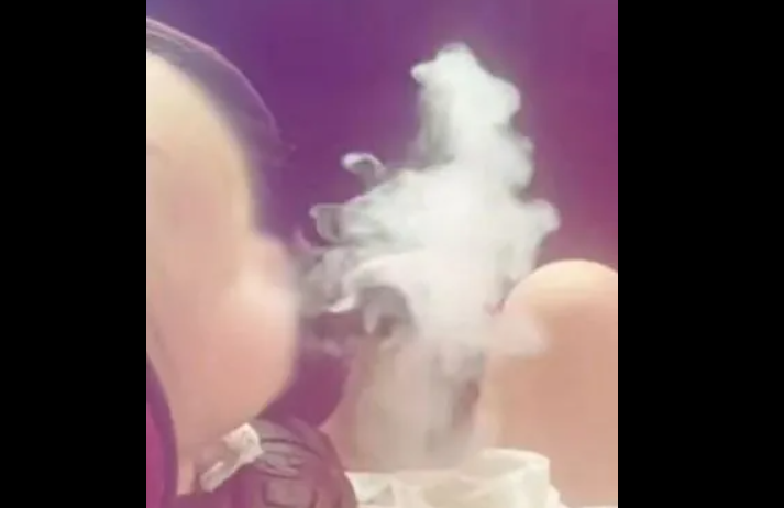 Un copil a fost filmat în timp ce vapa o țigară electronică, într-o mașină, cu bunica lângă el. VIDEO