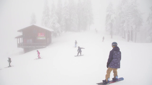 Vremea rece a relansat sezonul de schi. Pârtiile din Poiana Brașov și Valea Prahovei au fost luate cu asalt de turiști