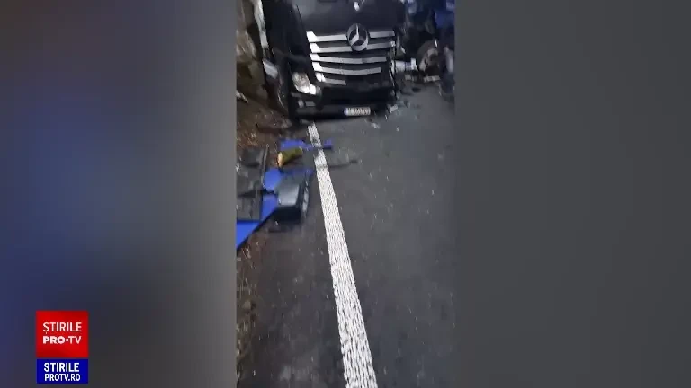 Trei TIR-uri s-au ciocnit în Caraș-Severin. Dezastrul provocat de un șofer bulgar care circula cu viteză | GALERIE FOTO