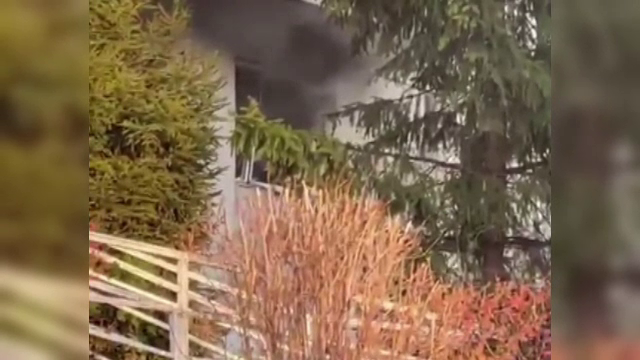 Incendiu puternic într-un bloc din Onești. Un bărbat s-a ales cu arsuri pe tot corpul și este în stare critică la spital