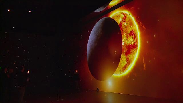 O expoziție imersivă a dus oamenii într-o călătorie spațială. Dumitru Prunariu, invitat de onoare. „E o senzație unică”