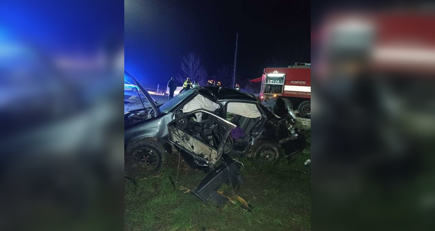 Un tânăr de 17 ani este în comă, iar altul are un picior amputat, după ce au intrat cu mașina într-un cap de pod în Vaslui
