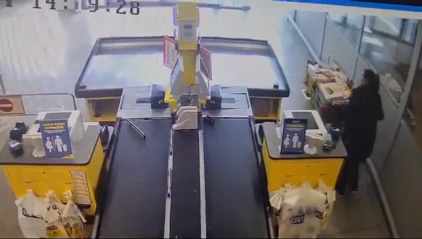 Cum au furat doi tineri mâncare și alcool dintr-un magazin din Sectorul 3. Au fost surprinși de camere de supraveghere