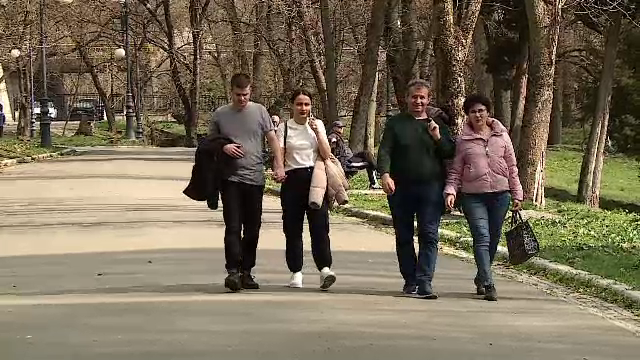 Parcurile au fost pline în prima zi cu soare după multe altele ploioase. Mulți au trecut la ținute de vară