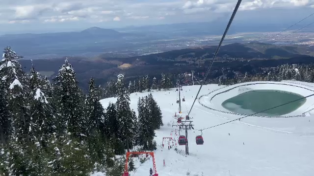 Vremea frumoasă a adunat turiști pe litoral dar și pe pârtii. „Încă e zapadă și atât de multă lume la schi”